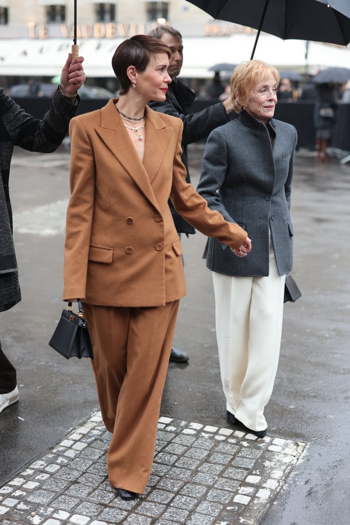 莎拉·保尔森和荷兰泰勒在巴黎时装周