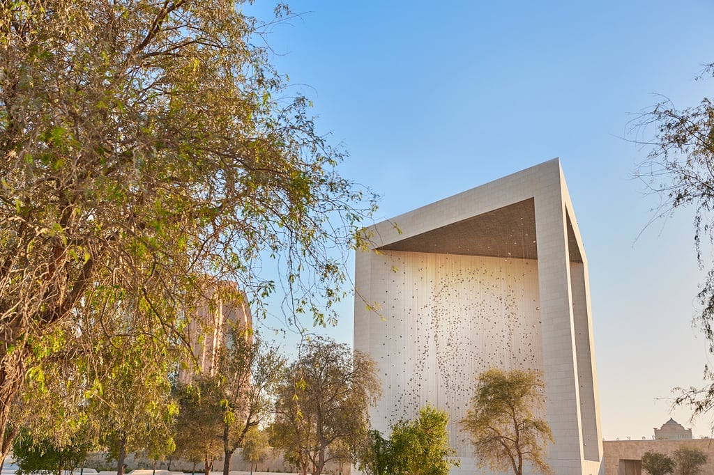 مع إضاءته بأكثر من 2,000 مجسّم مشعّ، يرمز الصرح إلى تشبيه الشيخ زايد بالنّجوم التي سيبقى نورها ساطعاً لينير درب الأجيال القادمة