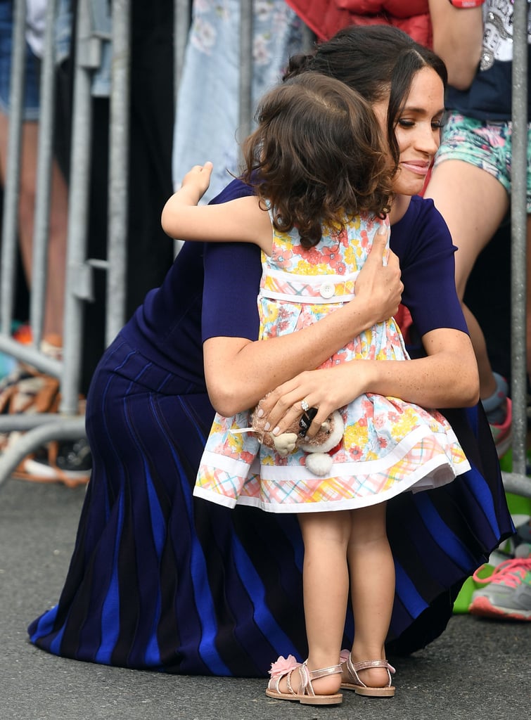 ميغان ماركل تعانق فتاة صغيرة في نيوزيلندا 2018