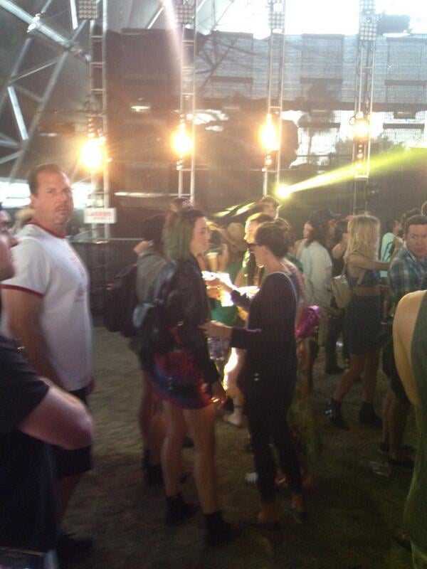 Katy took in the scene.
Source: Twitter user kaybeetee