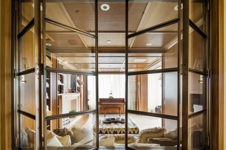 Tyra knows how to make a grand first impression! The entrance to the duplex dazzles with beautiful oak-panel flooring, a custom banquette, and a dramatically lit fountain.