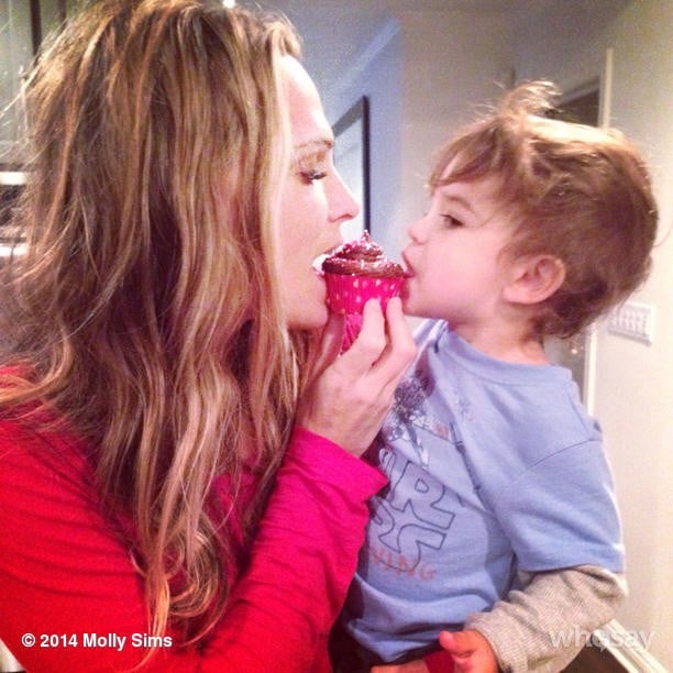 Molly Sims shared a cupcake with her son, Brooks.
Source: Instagram user mollybsims