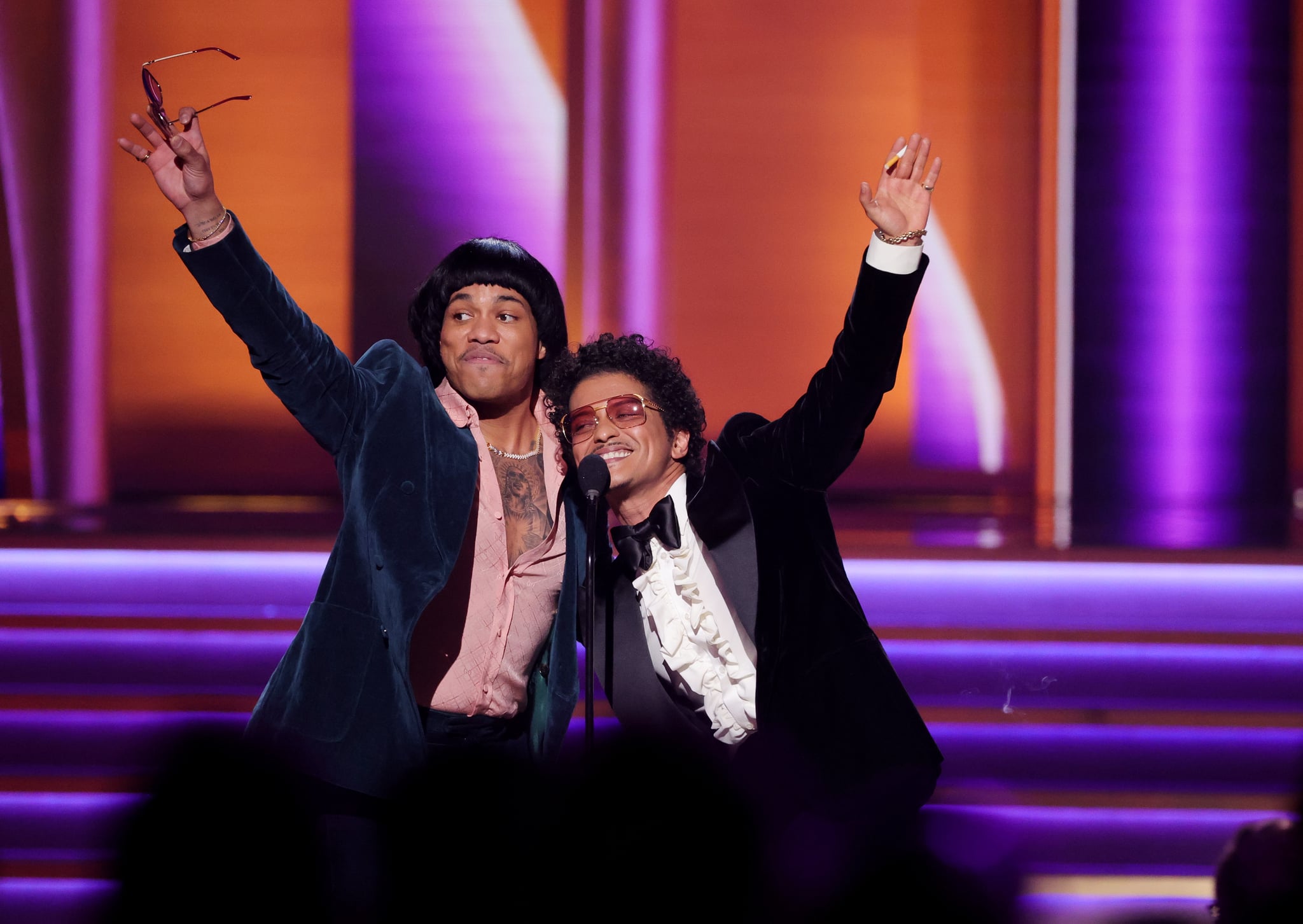 Anderson . paak和Silk Sonic的Bruno Mars在2022年格莱美颁奖典礼上接受年度最佳唱片奖。