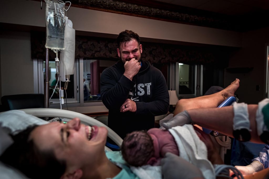 Foto de papá reaccionando al nacimiento de su hijo