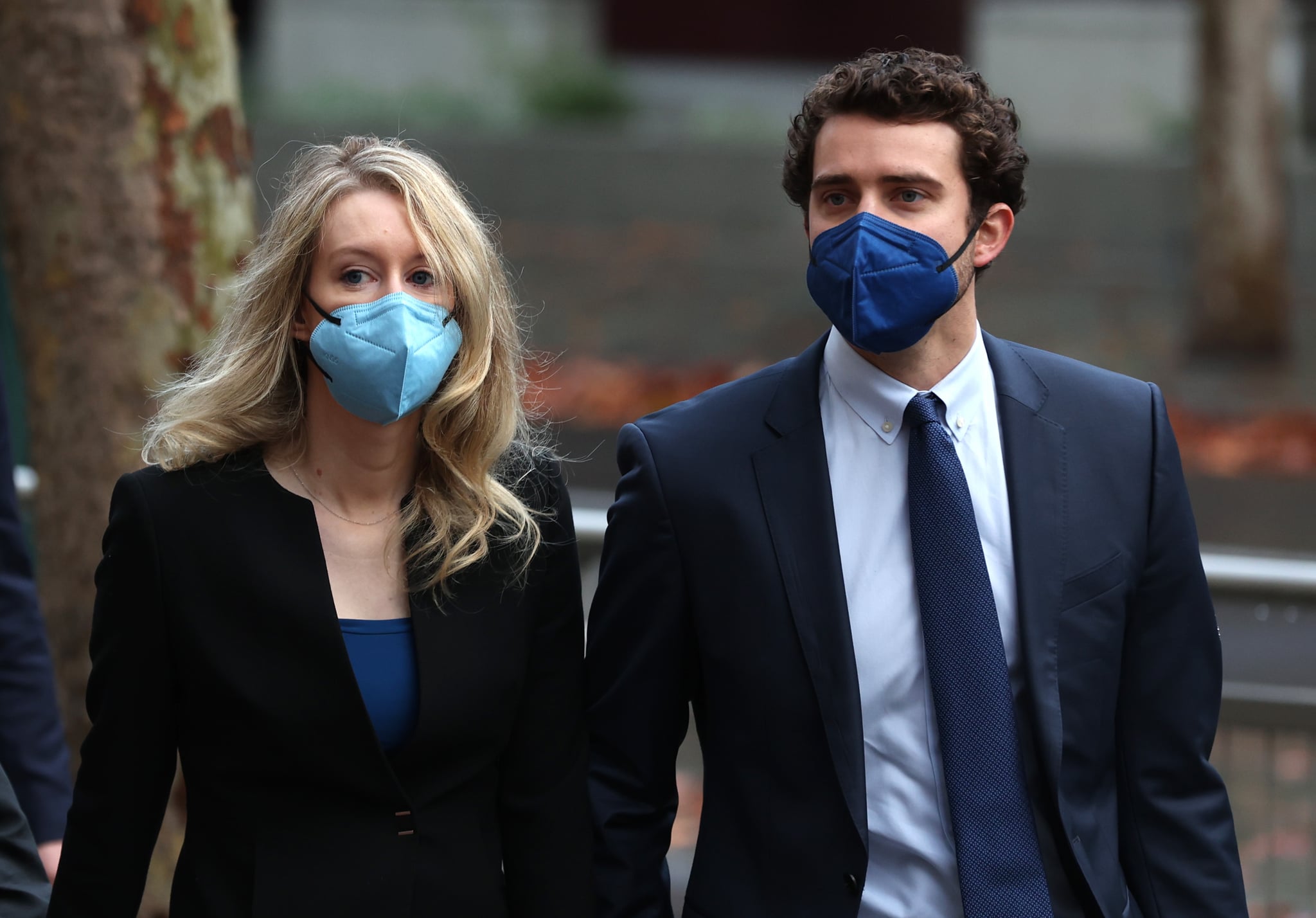 SAN JOSE, CALIFORNIA - DECEMBER 16: Theranos founder and former CEO Elizabeth Holmes (L) arrives at the Robert F. Peckham Federal Building with her partner Billy Evans (R) on December 16, 2021 in San Jose, California. Lawyers are making closing arguments in the Elizabeth Holmes fraud trial. Holmes is facing charges of conspiracy and wire fraud for allegedly engageing in a multimillion-dollar scheme to defraud investors with the Theranos blood testing lab services. (Photo by Justin Sullivan/Getty Images)