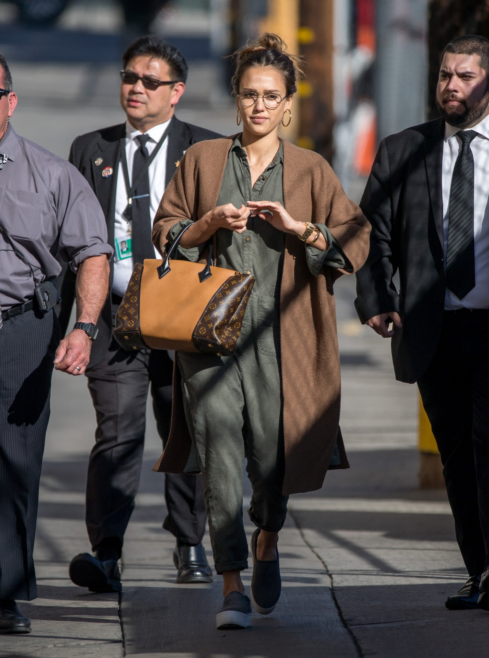 LV Twist MM Bag Outfit  Jessica alba, Celebrity style, Outfits