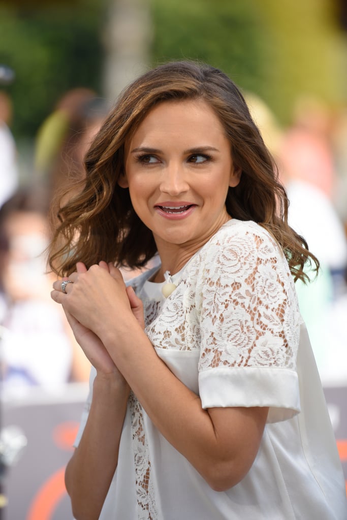 Rachael Leigh Cook on Extra Pictures 2016