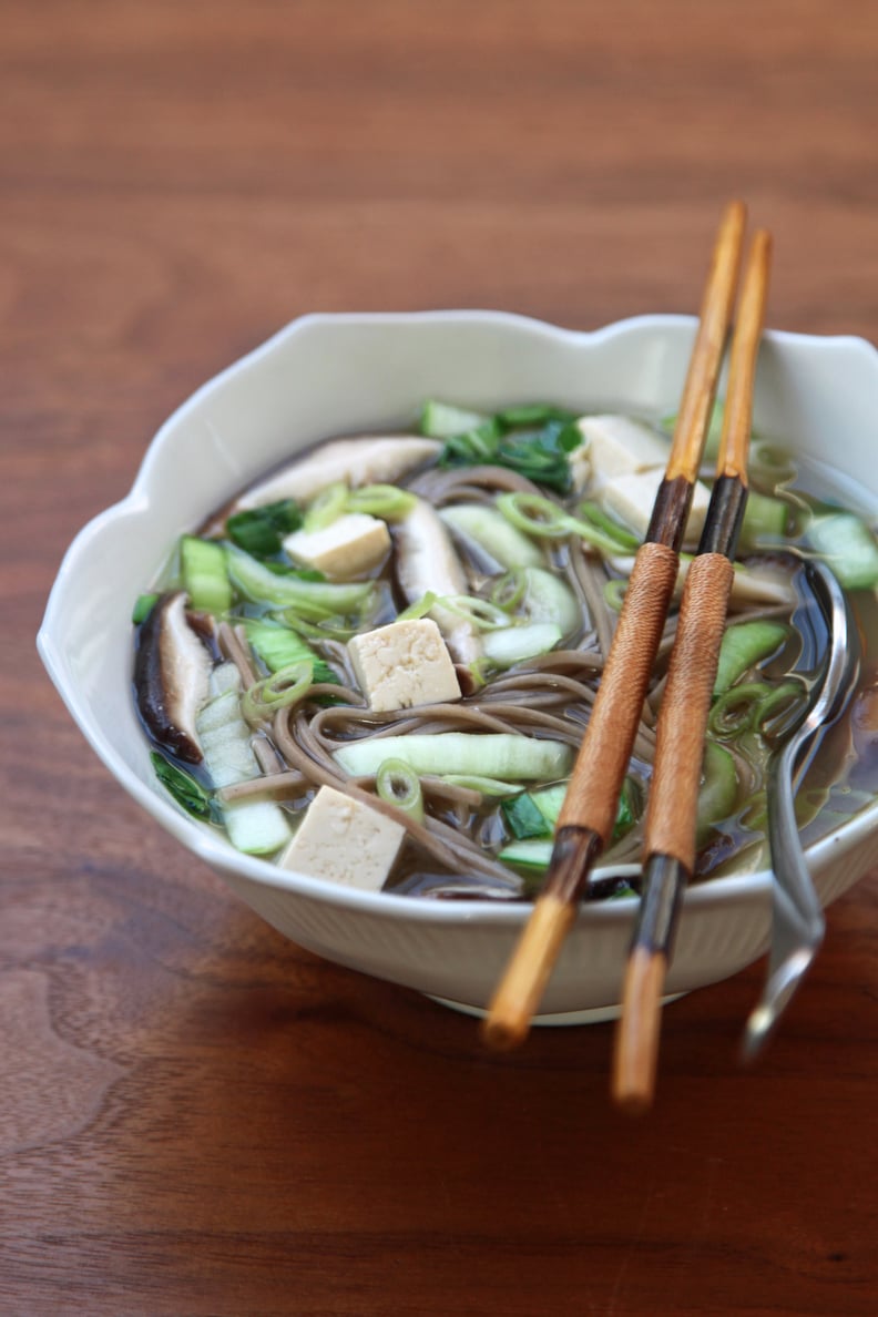 素食与荞麦和蘑菇味噌汤