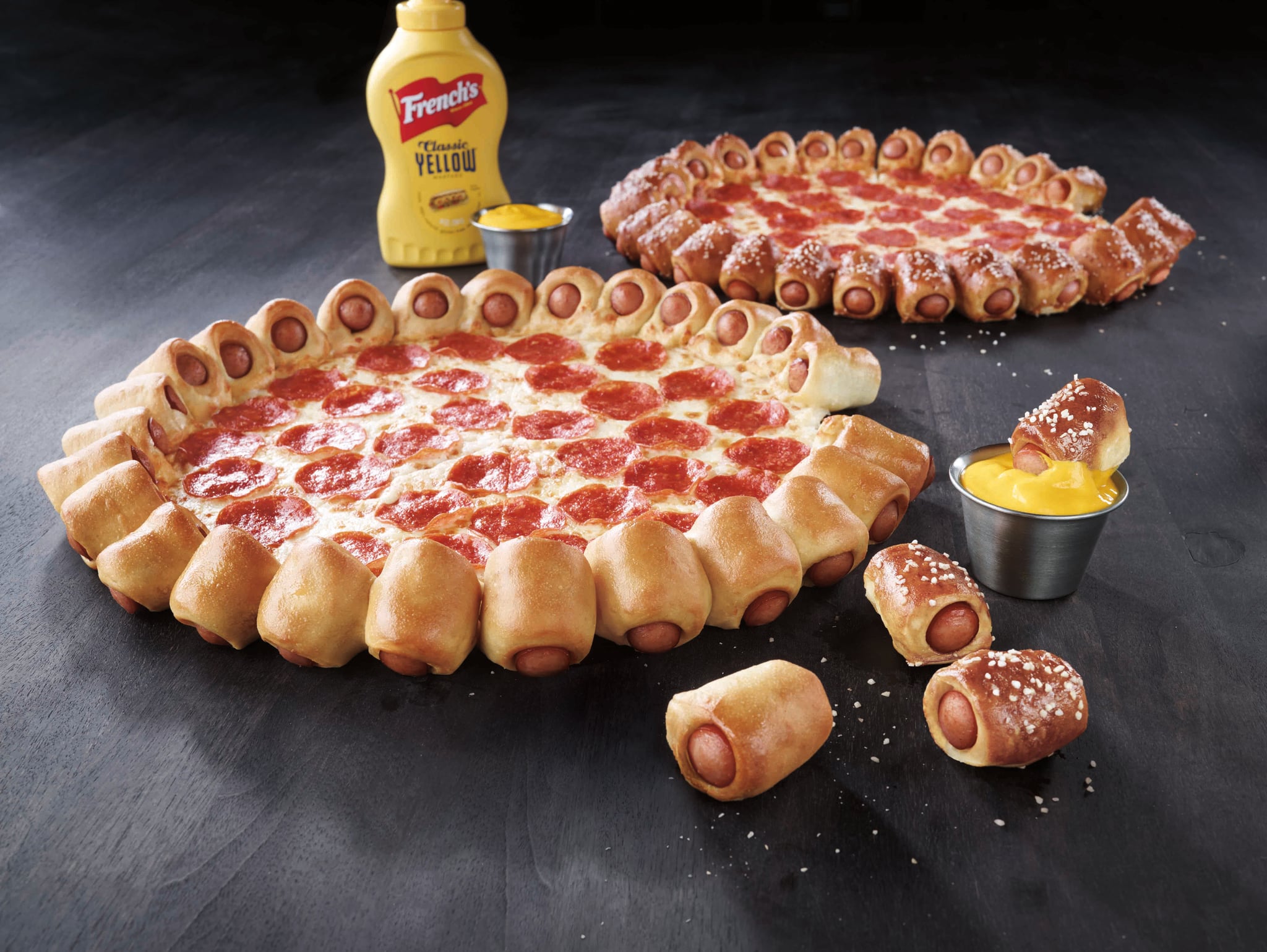 Тесто хат. Хот доги пицца хат. Пицца необычной формы. Пицца с сосисками. Странная пицца.