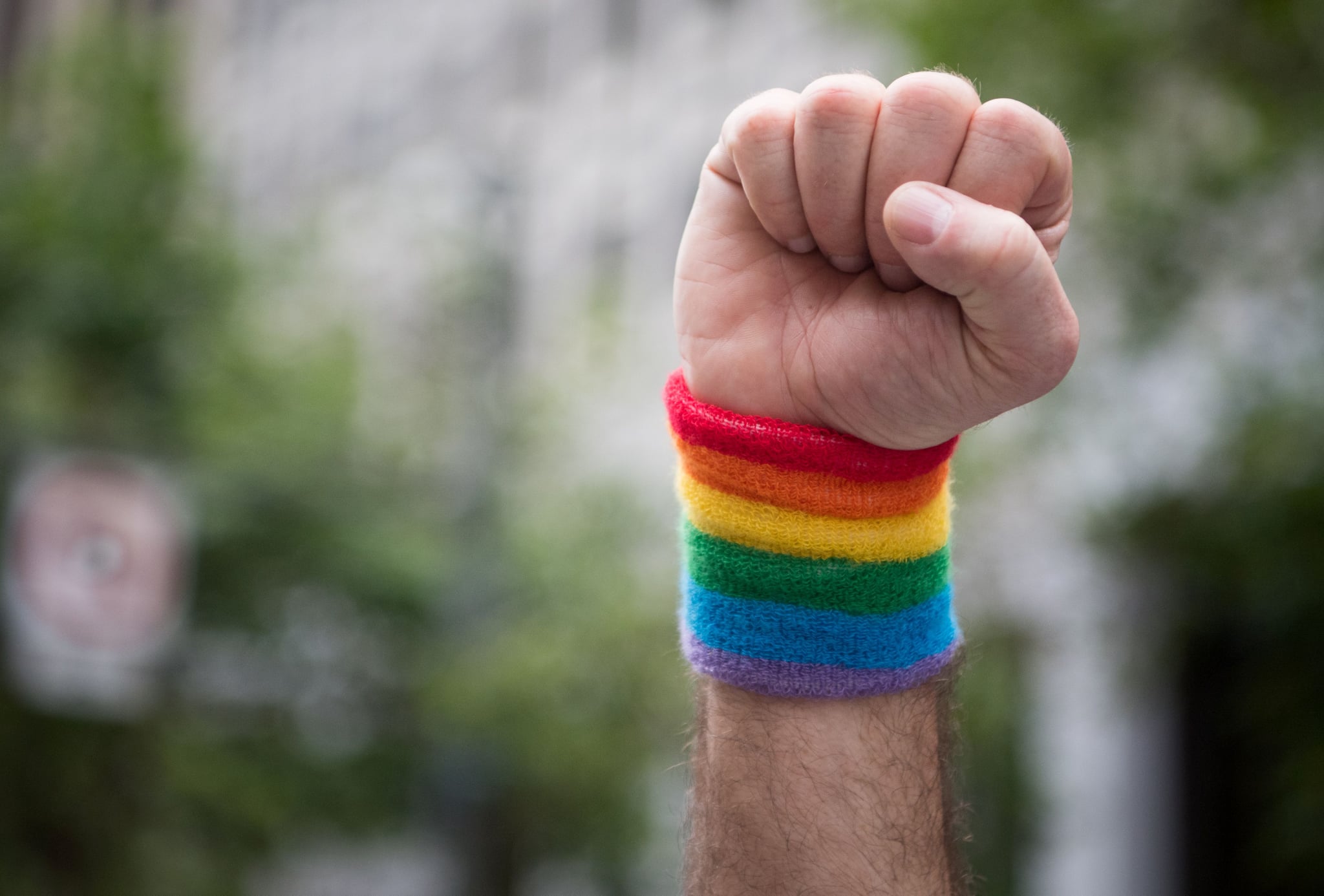 TOPSHOT - A man raises a fist while marching along the parade route during the San Francisco Pride parade in San Francisco, California on Sunday, June, 25, 2017. / AFP PHOTO / Josh Edelson        (Photo credit should read JOSH EDELSON/AFP/Getty Images)