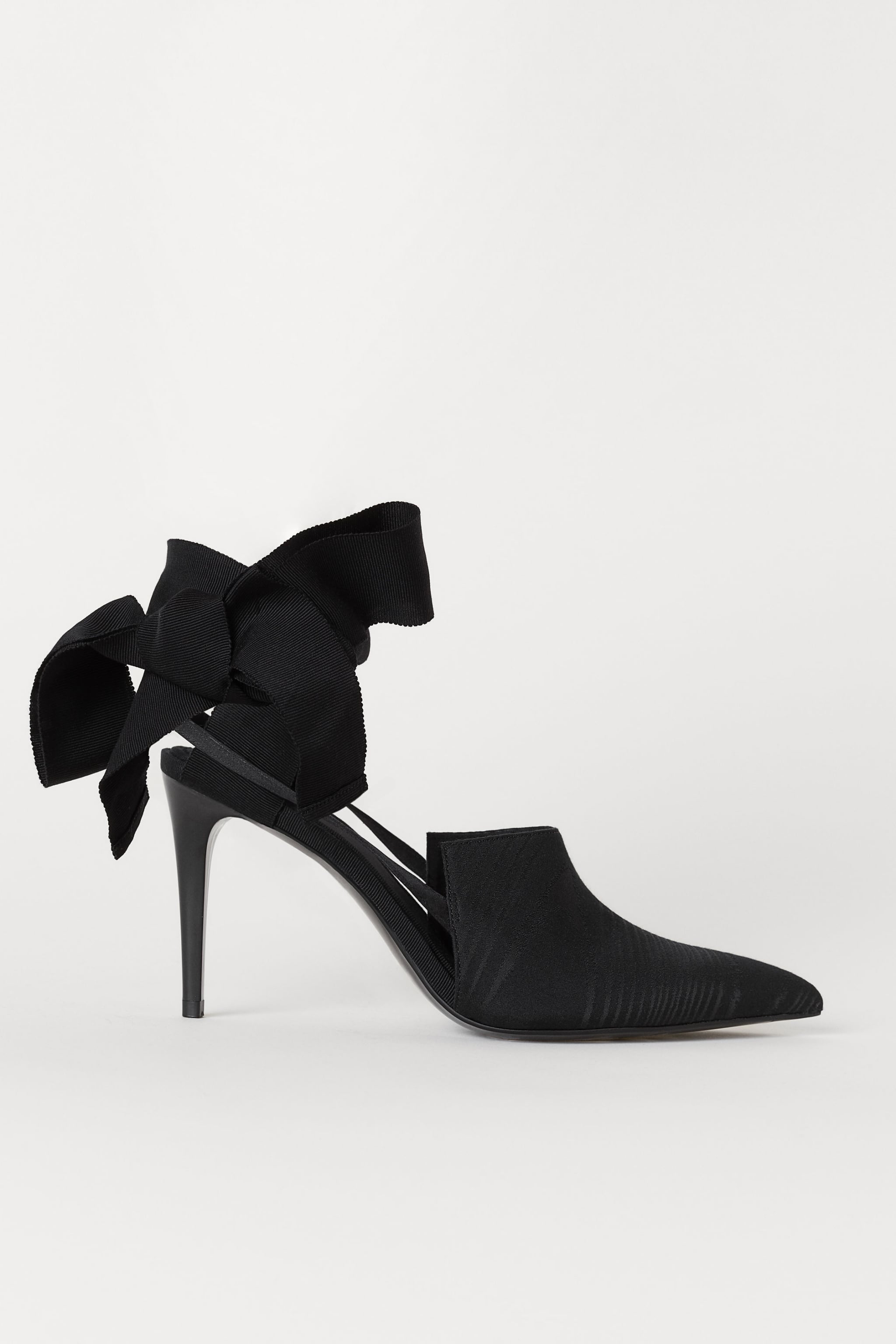 H M Slingbacks With Ties Beyonc s Mismatched Bow Heels Got Me
