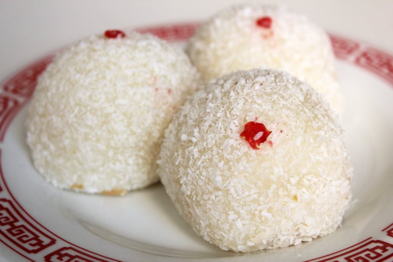 Loh Mai Chi (Coconut Balls Filled With Peanut)