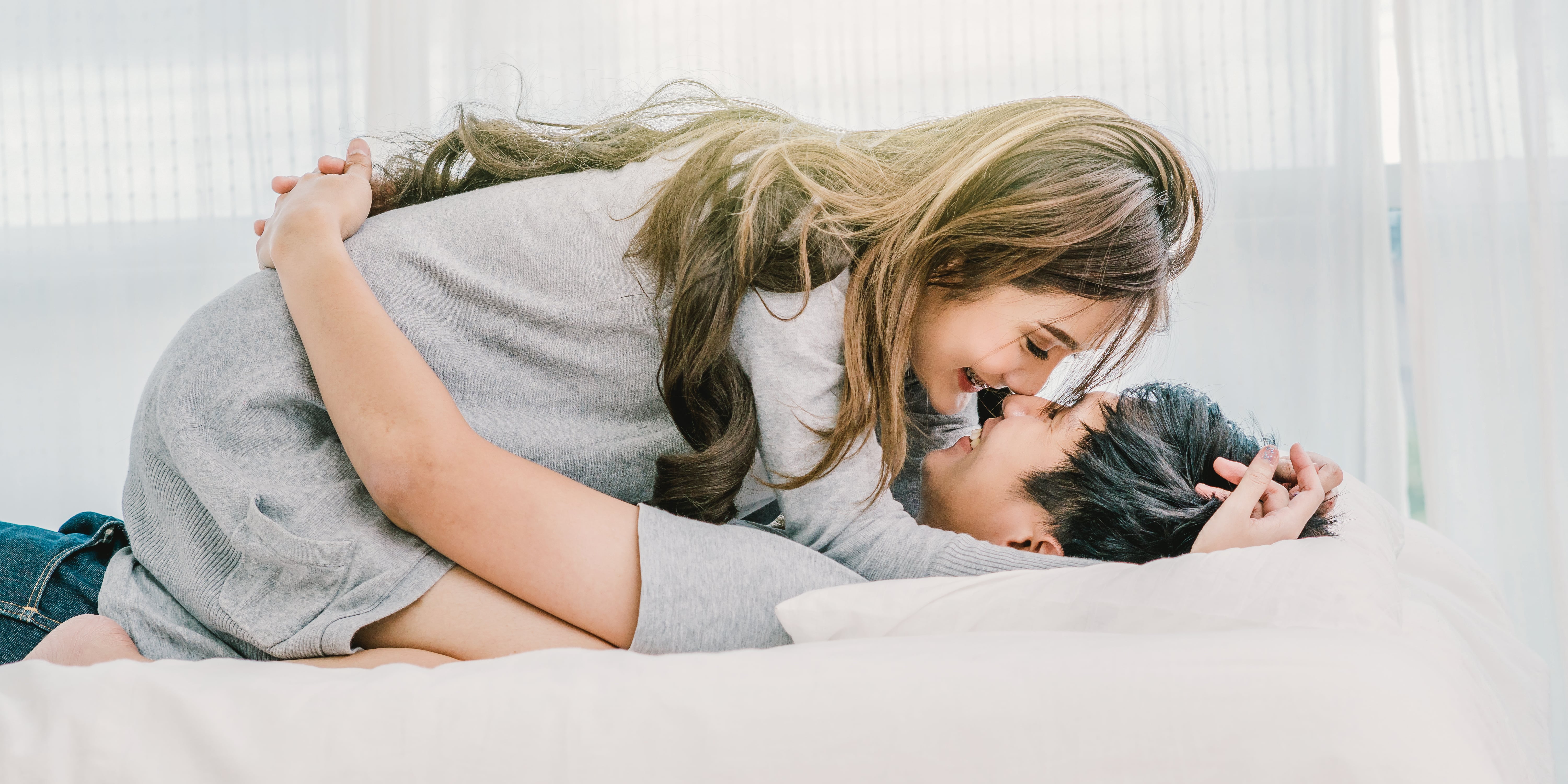 How To Deal With A Roommate Who Has Sex In Your Dorm Room Popsugar Love