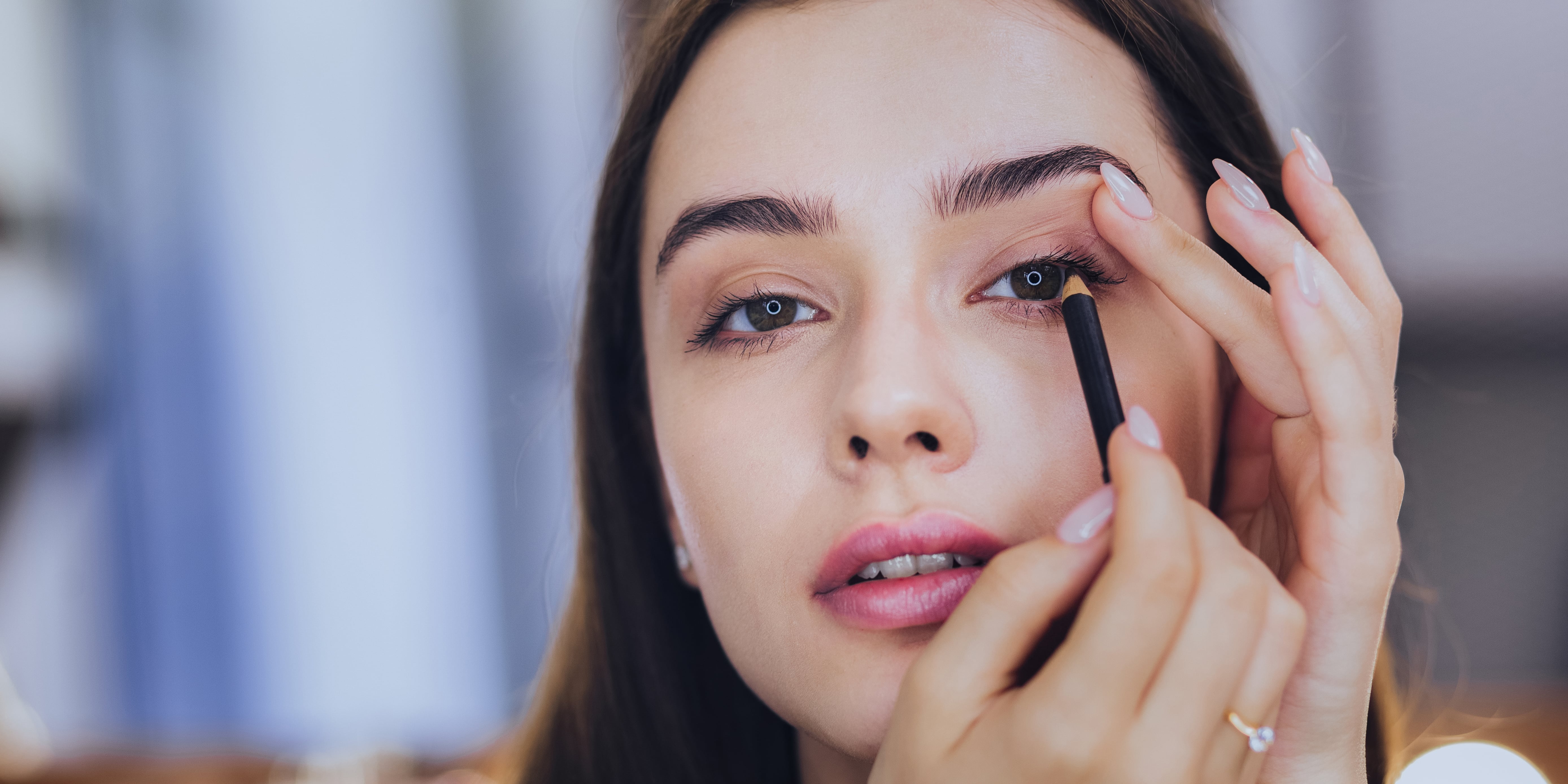A Celebrity Makeup Artists Explains How to Tightline - Vimarsana News
