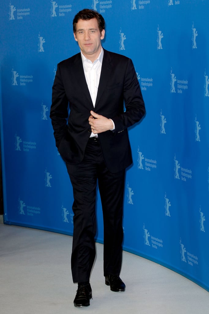 Clive Owen snapped photos before the premier. Clive Owen snapped photos before the premier.