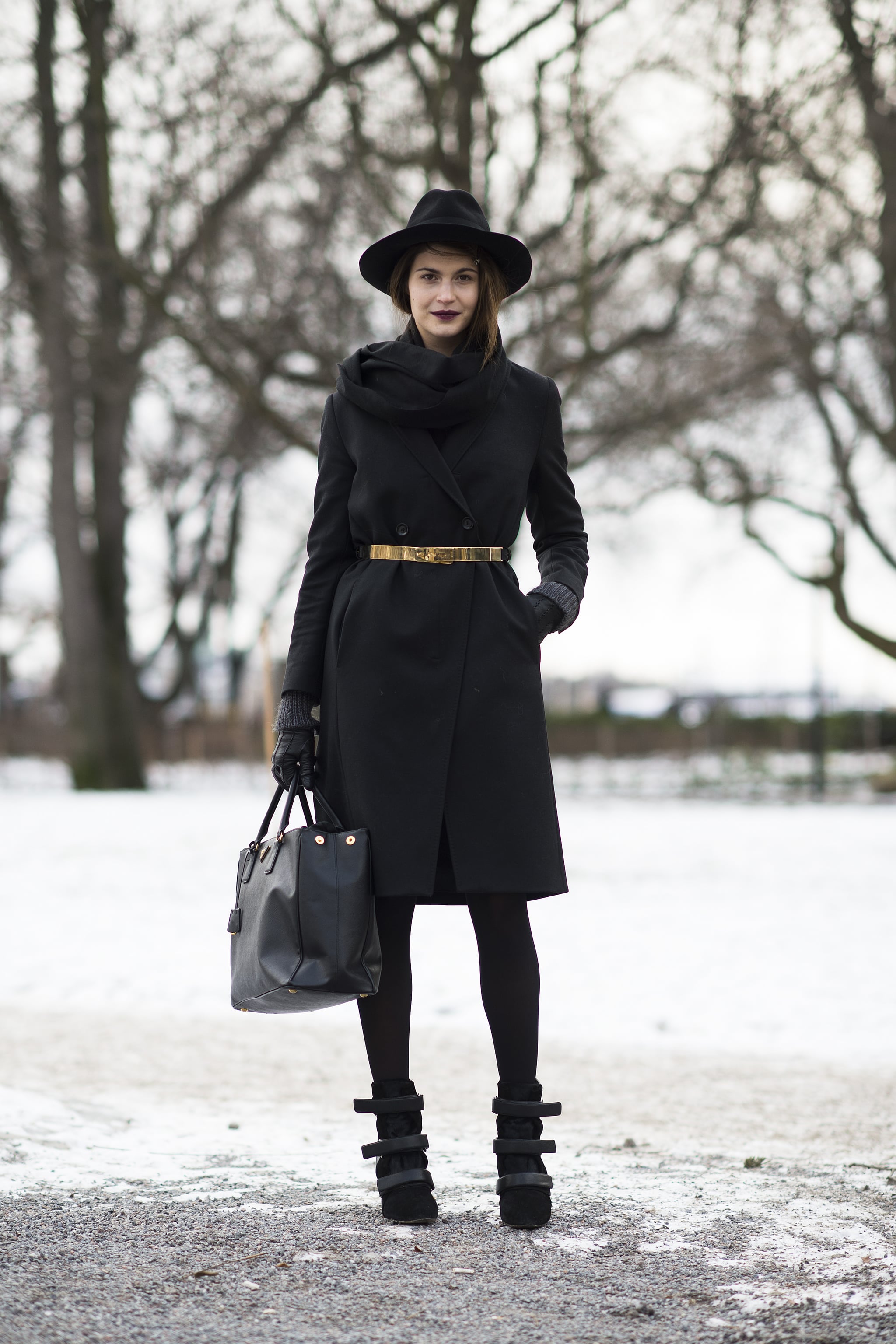 Женщина в черном пальто