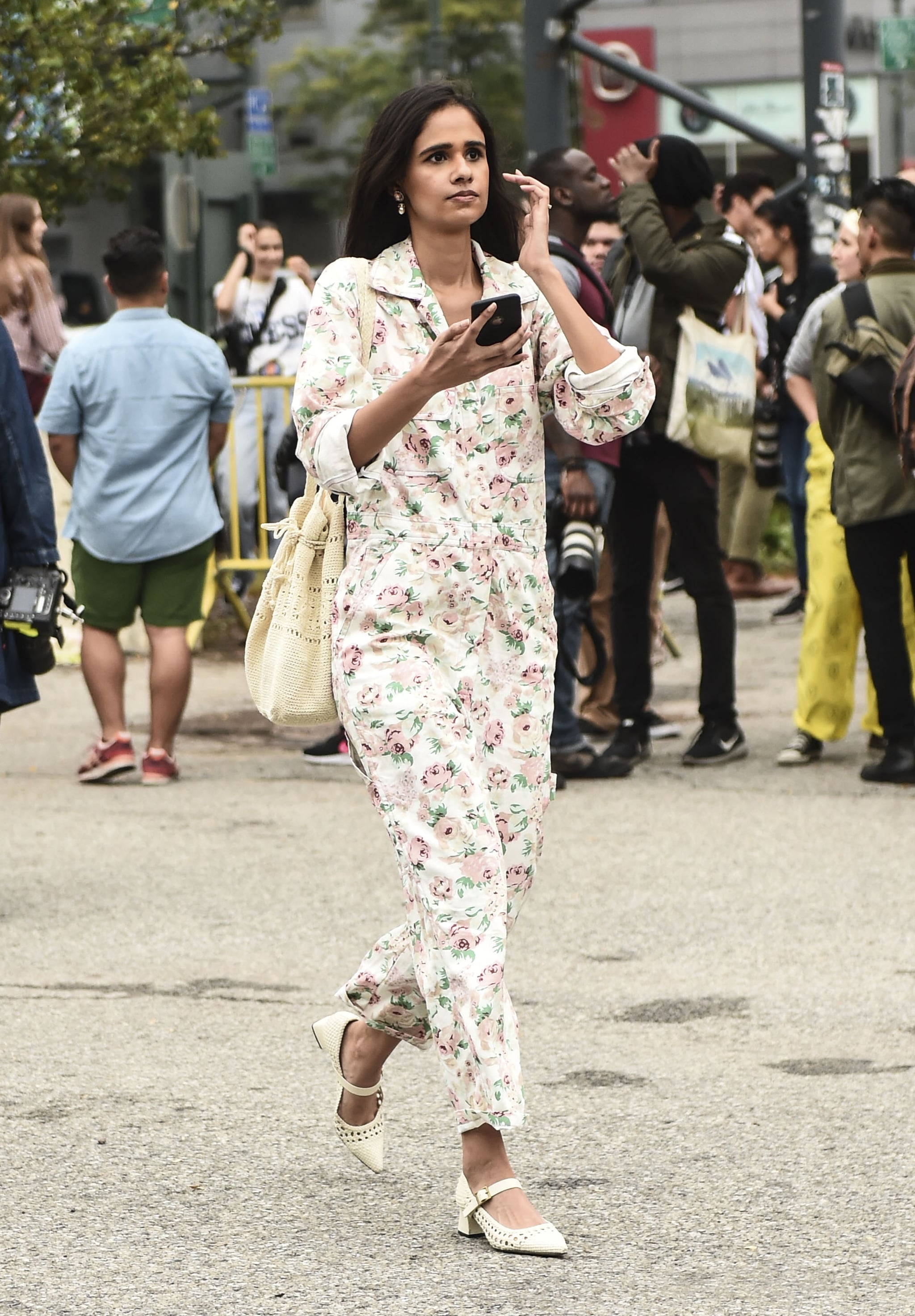 jumpsuit met sneakers