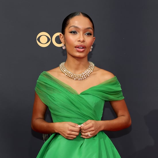 Yara Shahidi穿着一件可持续制作的花卉比基尼