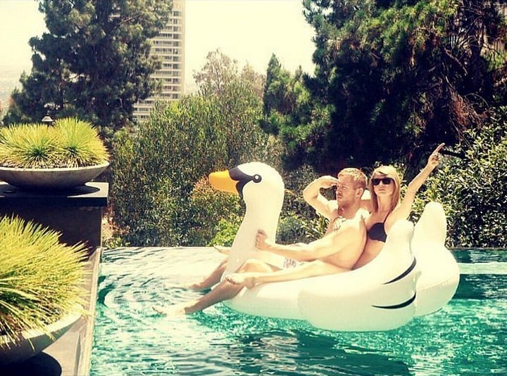 可爱的夫妇开始2015年夏天在一起,漂浮在一个充气天鹅泰勒可笑可爱的图片,标题,“天鹅的目标。”