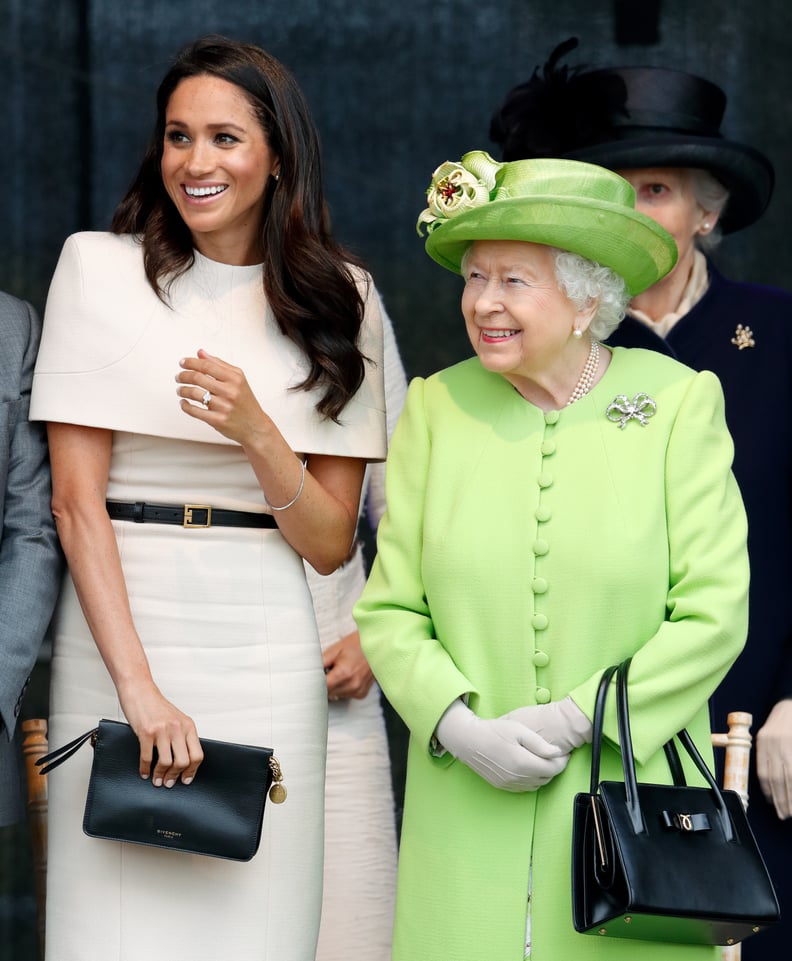 英国WIDNES - 6月14日:(禁运出版的英国报纸,直到24小时后创建日期和时间)梅根·,苏塞克斯公爵夫人和英国女王伊丽莎白二世出席仪式打开新的默西河网关桥6月14日,2018年WIDNES, E