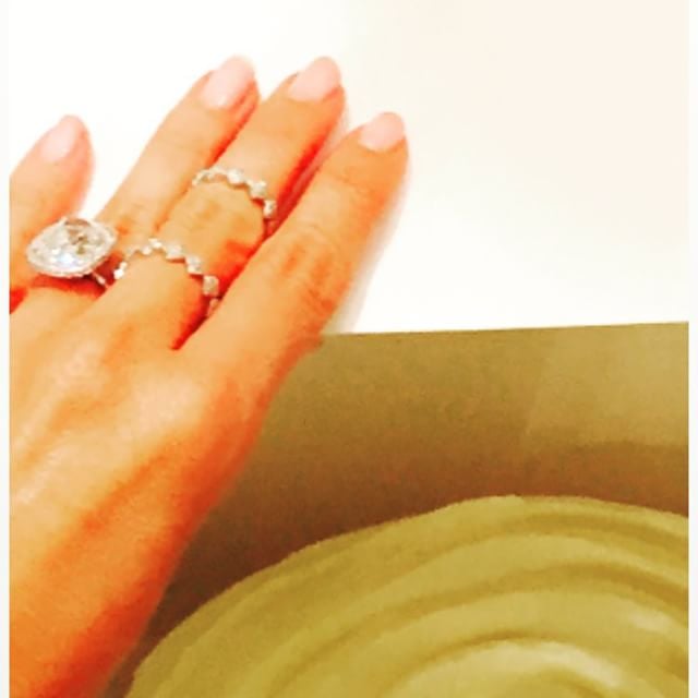 Jewelry designer Lorraine Schwartz gave Sofia a sparkly middle-finger ring, which looked stunning next to her giant engagement rock.
