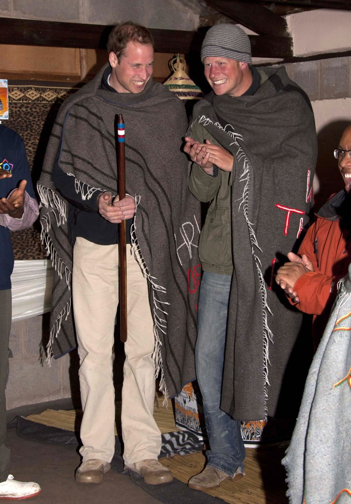威廉王子和哈里王子抱着毯子在2010年6月去南非。