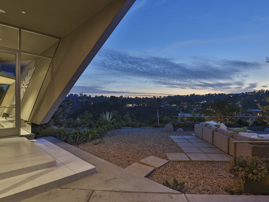 Stones and natural rocks dot the property, giving it a true Californian feel.