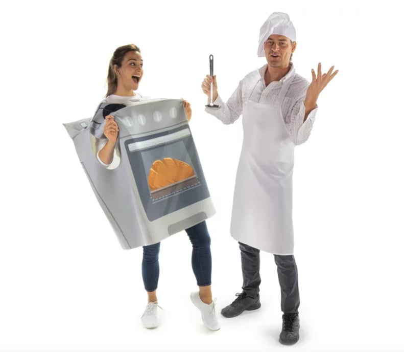 怀孕的夫妇服装:厨师和面包在烤箱