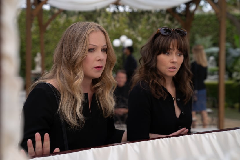 DEAD TO ME (L to R) CHRISTINA APPLEGATE as JEN HARDING and LINDA CARDELLINI as JUDY HALE in DEAD TO ME. Cr. Saeed Adyani / © 2022 Netflix, Inc.