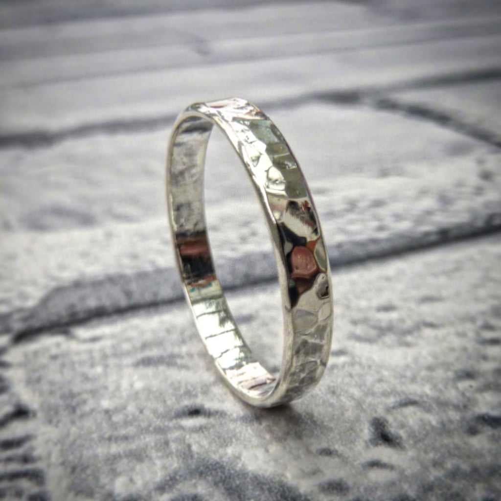 一个变形的婚礼乐队:纯银结婚戒指