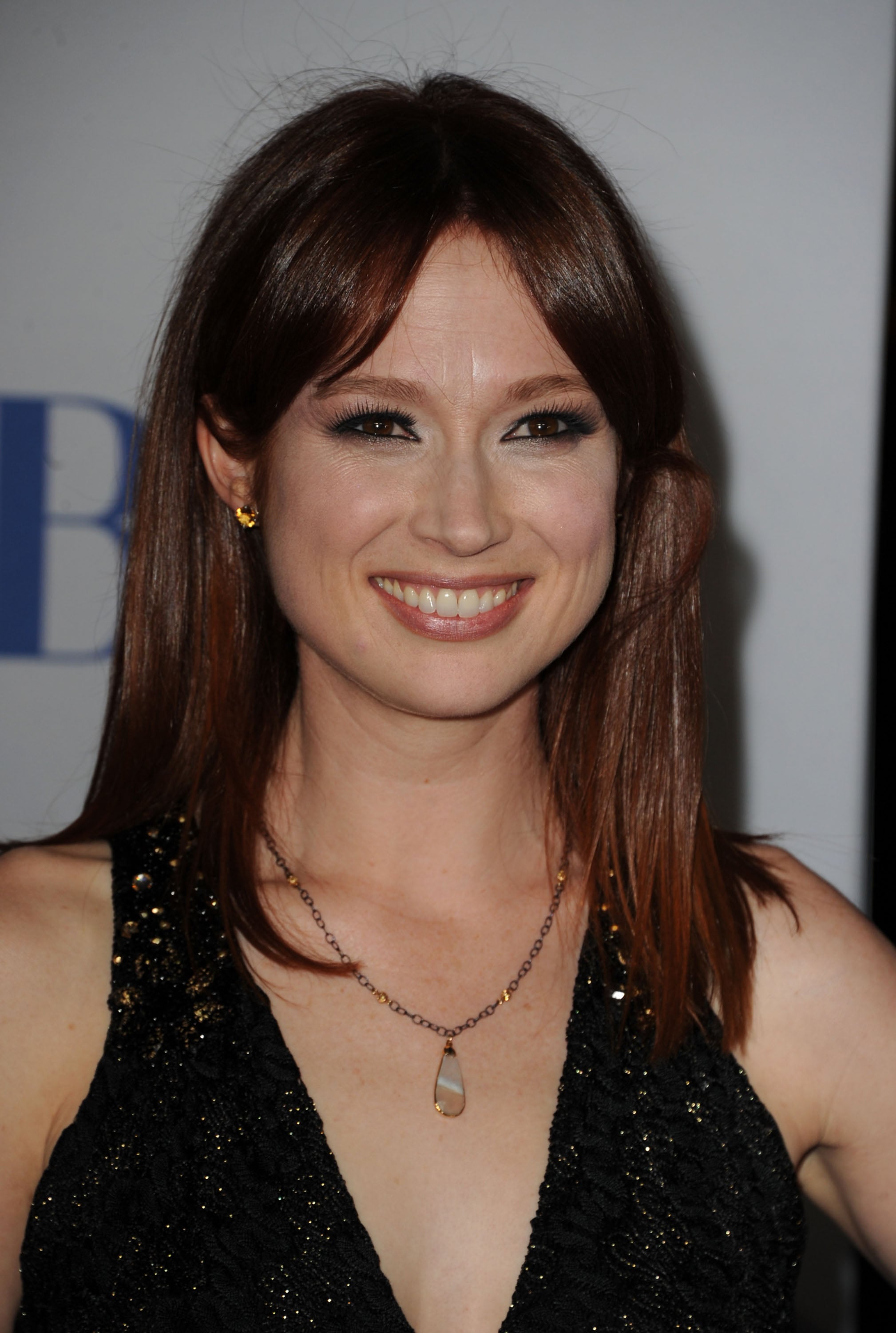 Ellie Kemper in black at the People's Choice Awards.