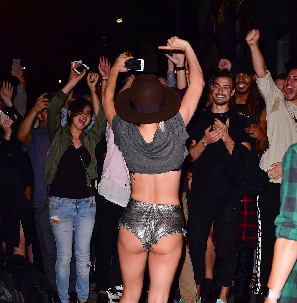 Леди Гага в шортах