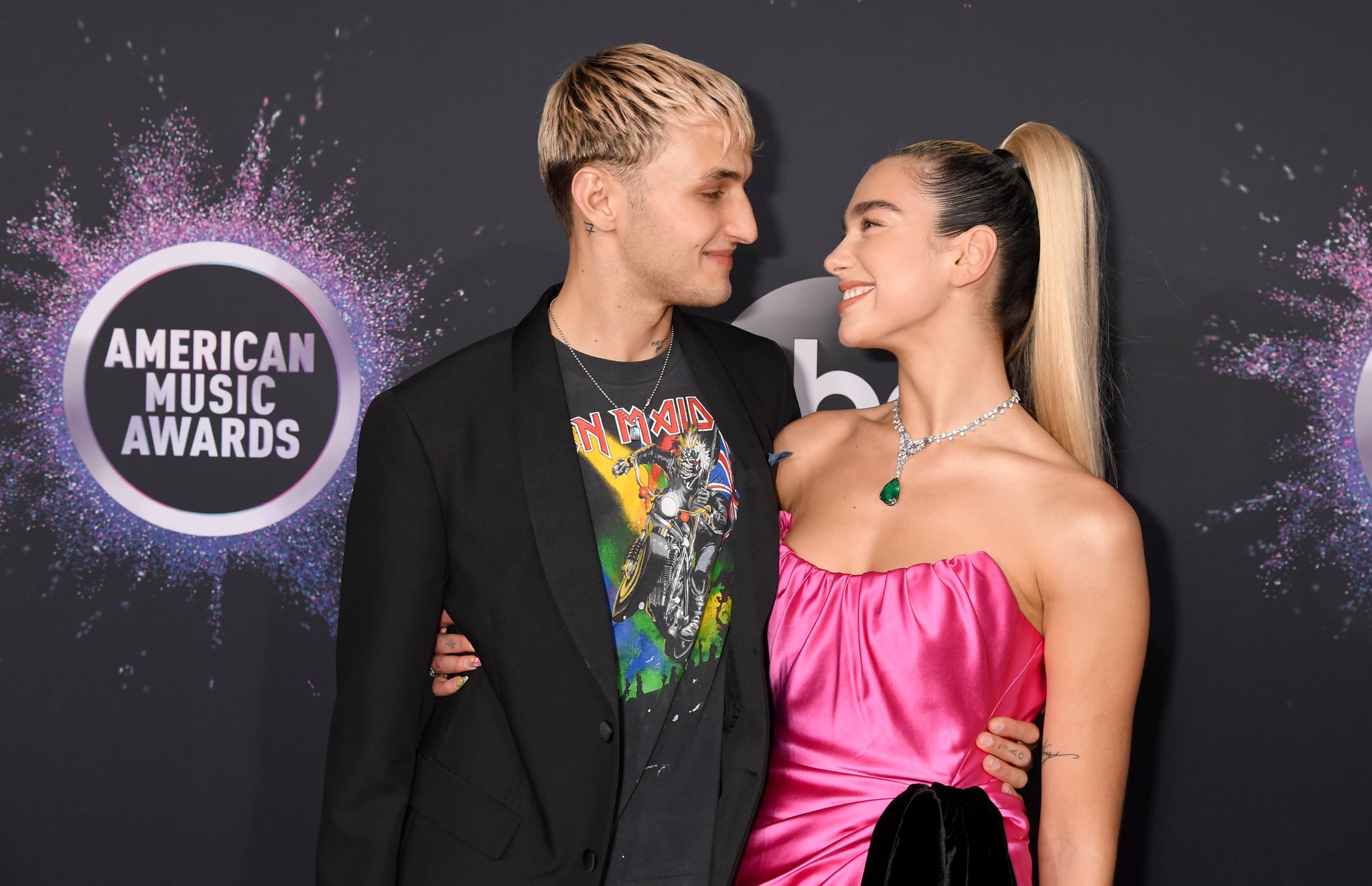LOS ANGELES, CALIFORNIA - NOVEMBER 24: (L-R) Anwar Hadid and Dua Lipa attend the 2019 American Music Awards at Microsoft Theatre on November 24, 2019 in Los Angeles, California. (Photo by Jeff Kravitz/FilmMagic for dcp)