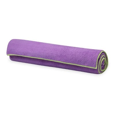 Gaiam留在原地瑜珈毛巾是紫色的