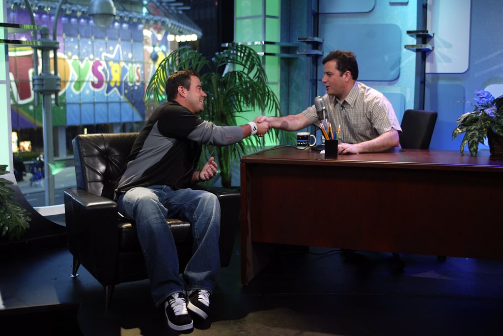 Jimmy Kimmel坐在“实践”深夜桌子采访Carson Daly在2003年实验室。