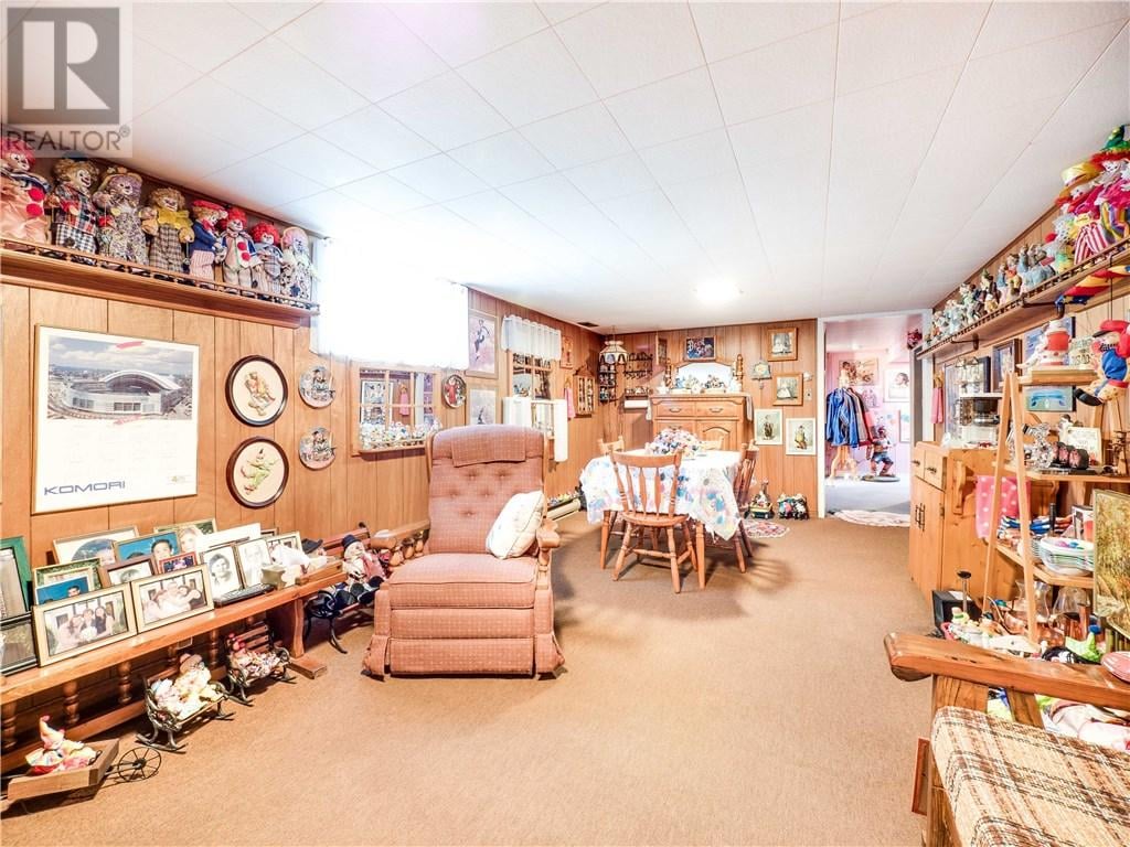 Ontario House For Sale With Clowns