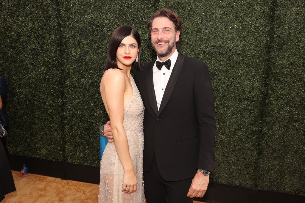 “白莲”明星亚历山德拉达里奥和她的丈夫,制片人安德鲁的形式,在2022年艾美奖。”class=