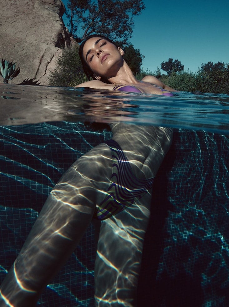 Kendall Jenner trägt für die Sommerkampagne 2023 von Fwrd einen Bikini von Jean Paul Gaultier.