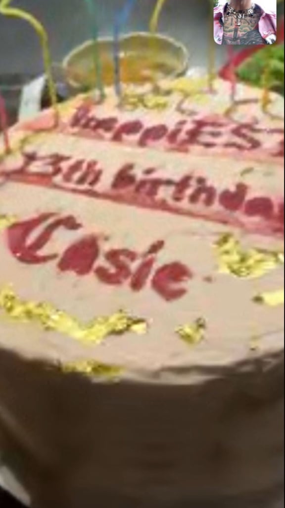 机枪凯利Casie庆祝女儿的生日