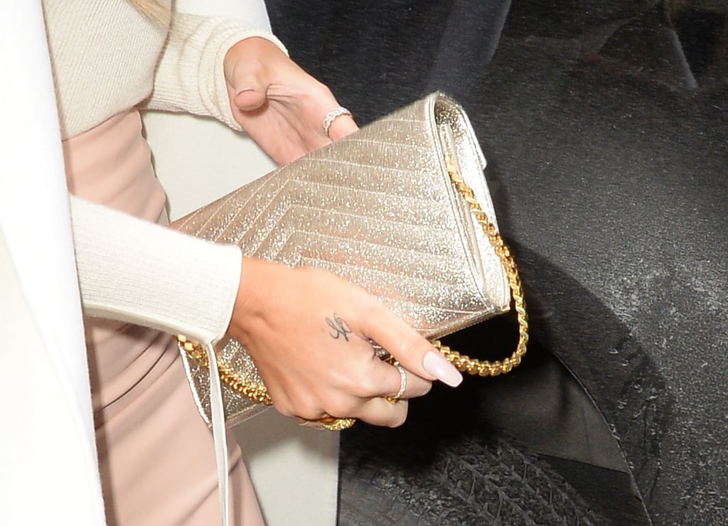 Khloé Accessorized With a Glitter Chainstrap Bag