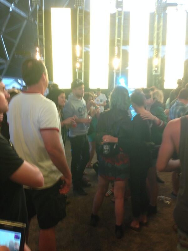 Robert chatted with Katy and a group of friends.

Source: Twitter user kaybeetee