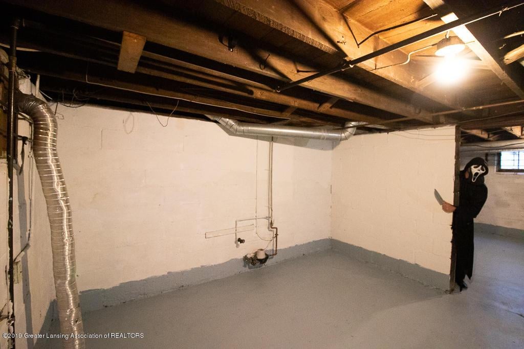 Real Estate Agent Poses as Ghostface in Listing Pictures