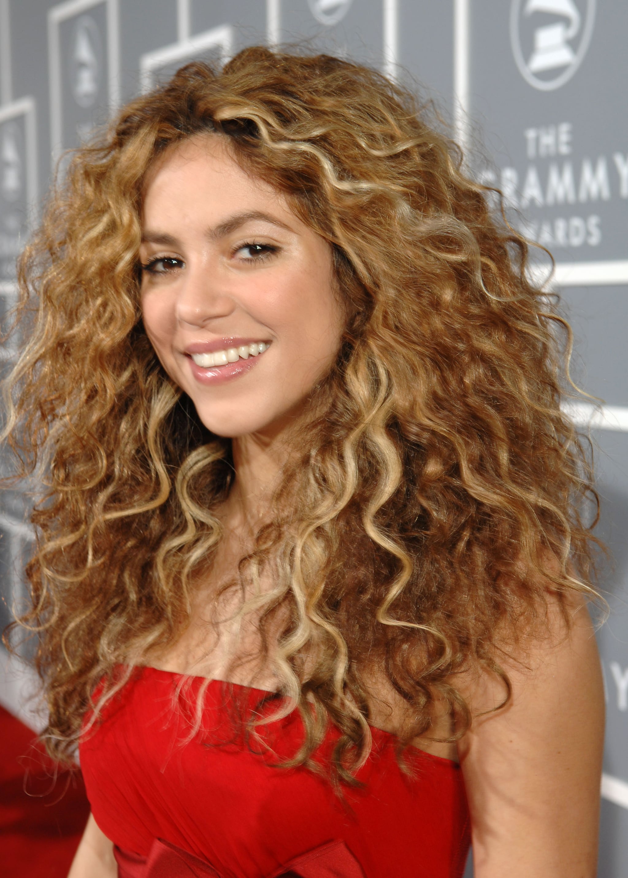 February 2007 | Shakira's Hair Evolution From Redheaded Rebel to  Caramel-Blond Mom | POPSUGAR Beauty Photo 13