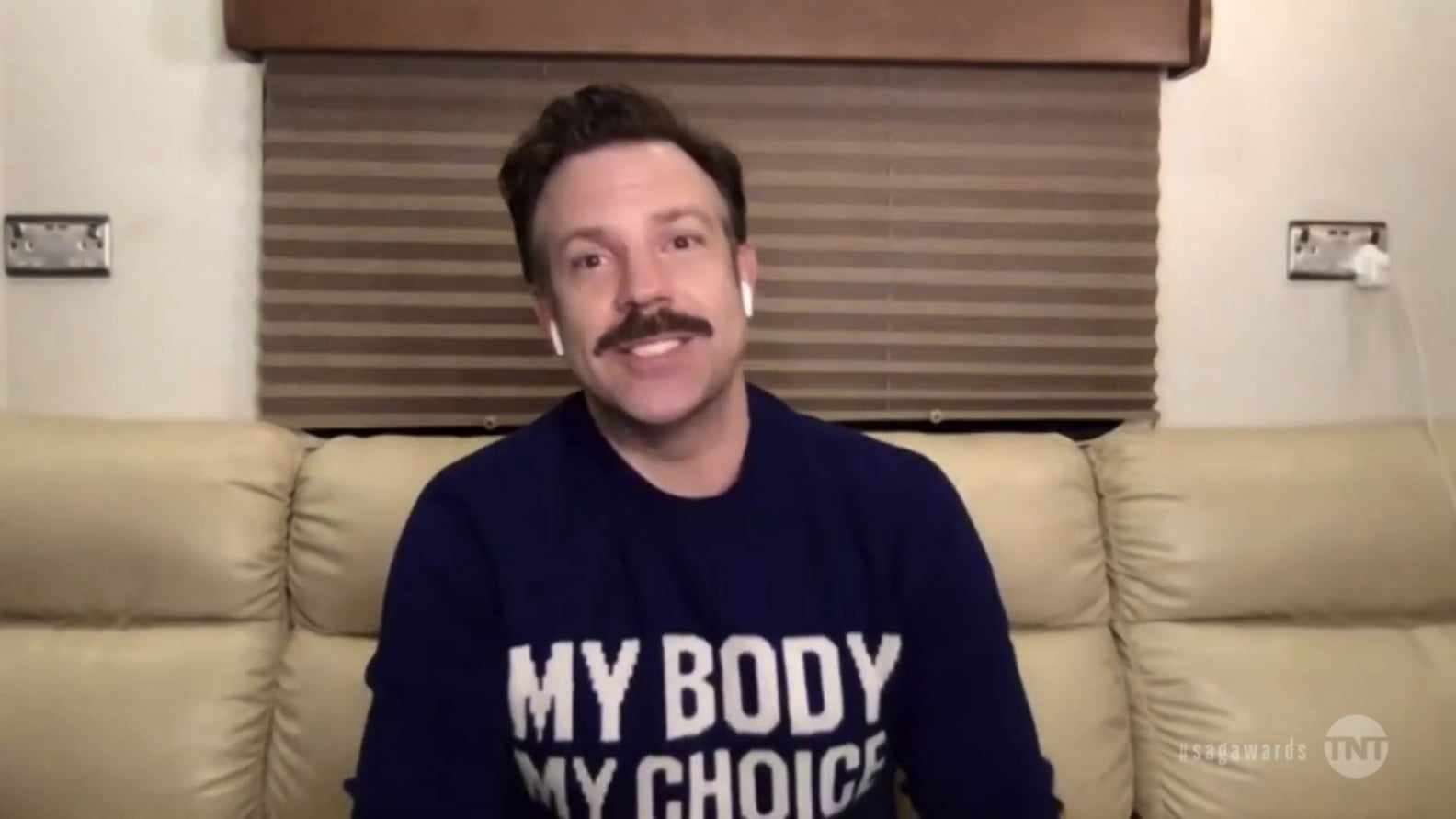 SAG Awards Jason Sudeikis Wears "My Body My Choice" Sweater PS Fashion