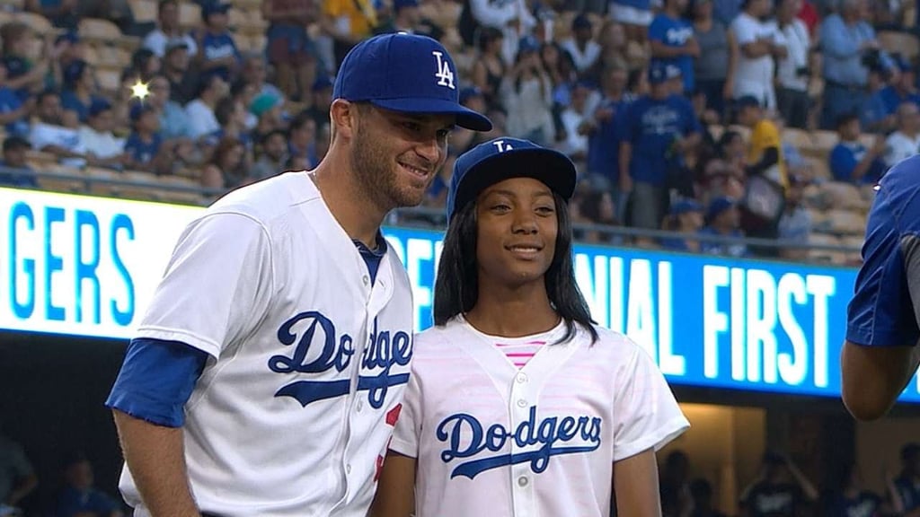 Mo'ne Davis tosses ceremonial first pitch