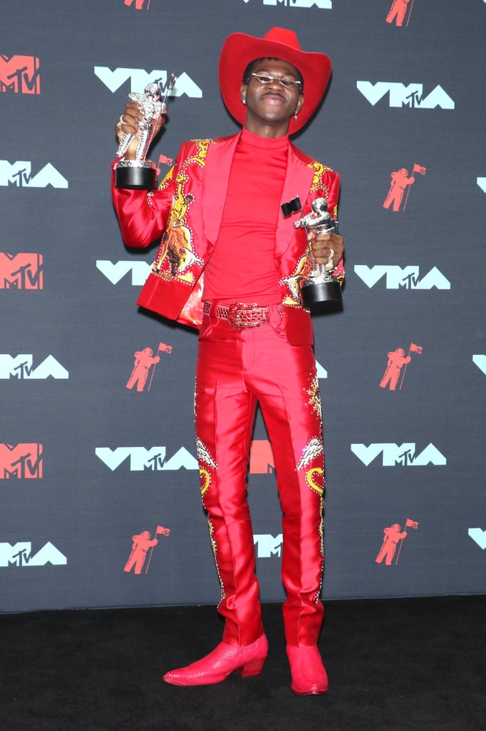 所有红色的一切。李尔Nas X交换了他看2019 VMAs系统在这个红色外套和牛仔帽,收集他的第一个奖项的标志性的MTV颁奖典礼上。