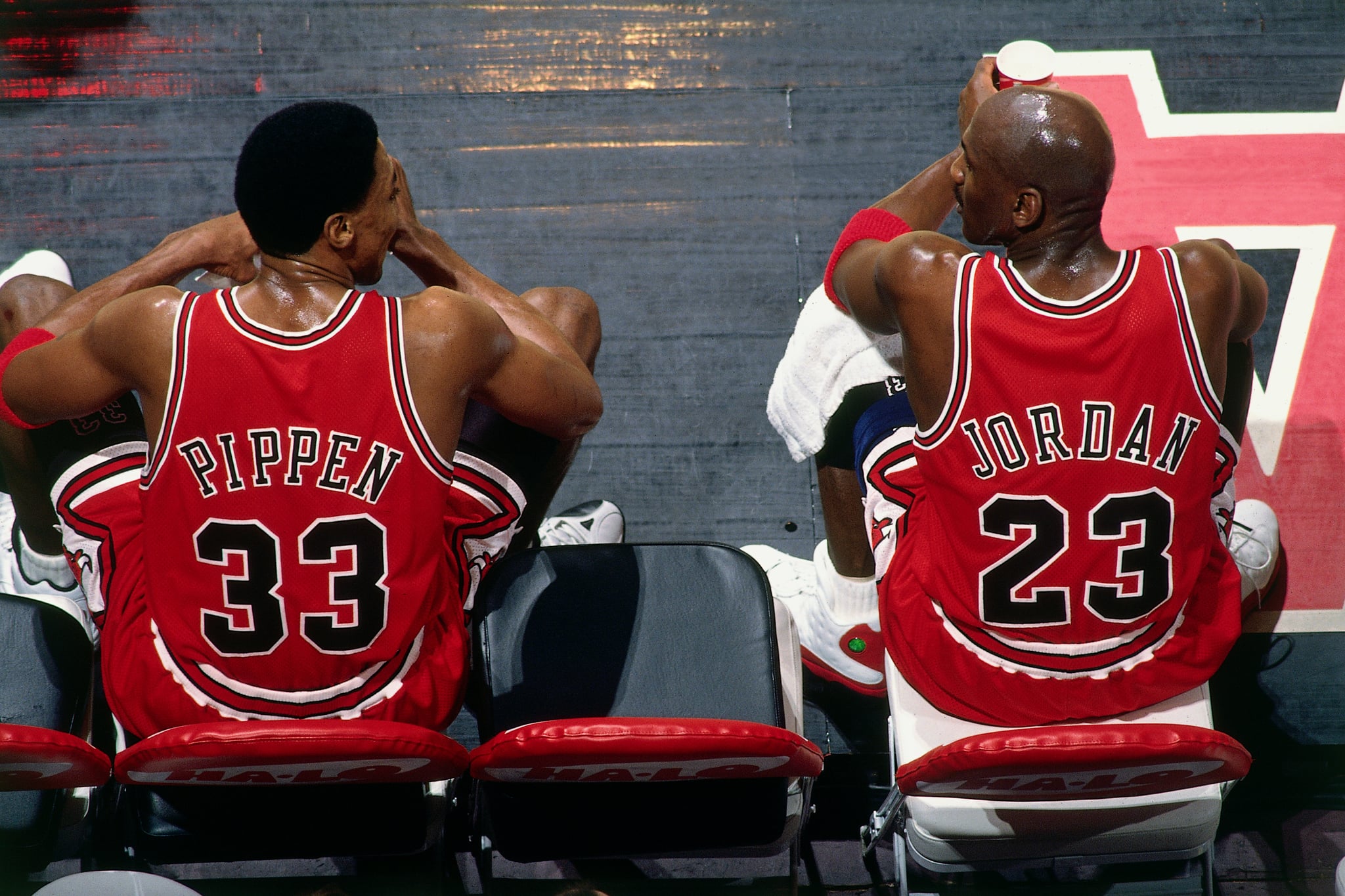 VANCOUVER, BC - JANUARY 27:  Scottie Pippen #33 and Michael Jordan #23 of the Chicago Bulls sit on the bench during the game against the Vancouver Grizzlies at General Motors Place on January 27, 1998 in Vancouver, British Columbia, Canada. NOTE TO USER: User expressly acknowledges and agrees that, by downloading and or using this photograph, User is consenting to the terms and conditions of the Getty Images Licence Agreement. Mandatory Copyright Notice: Copyright 1998 NBAE (Photo by Andy Hayt/NBAE via Getty Images)