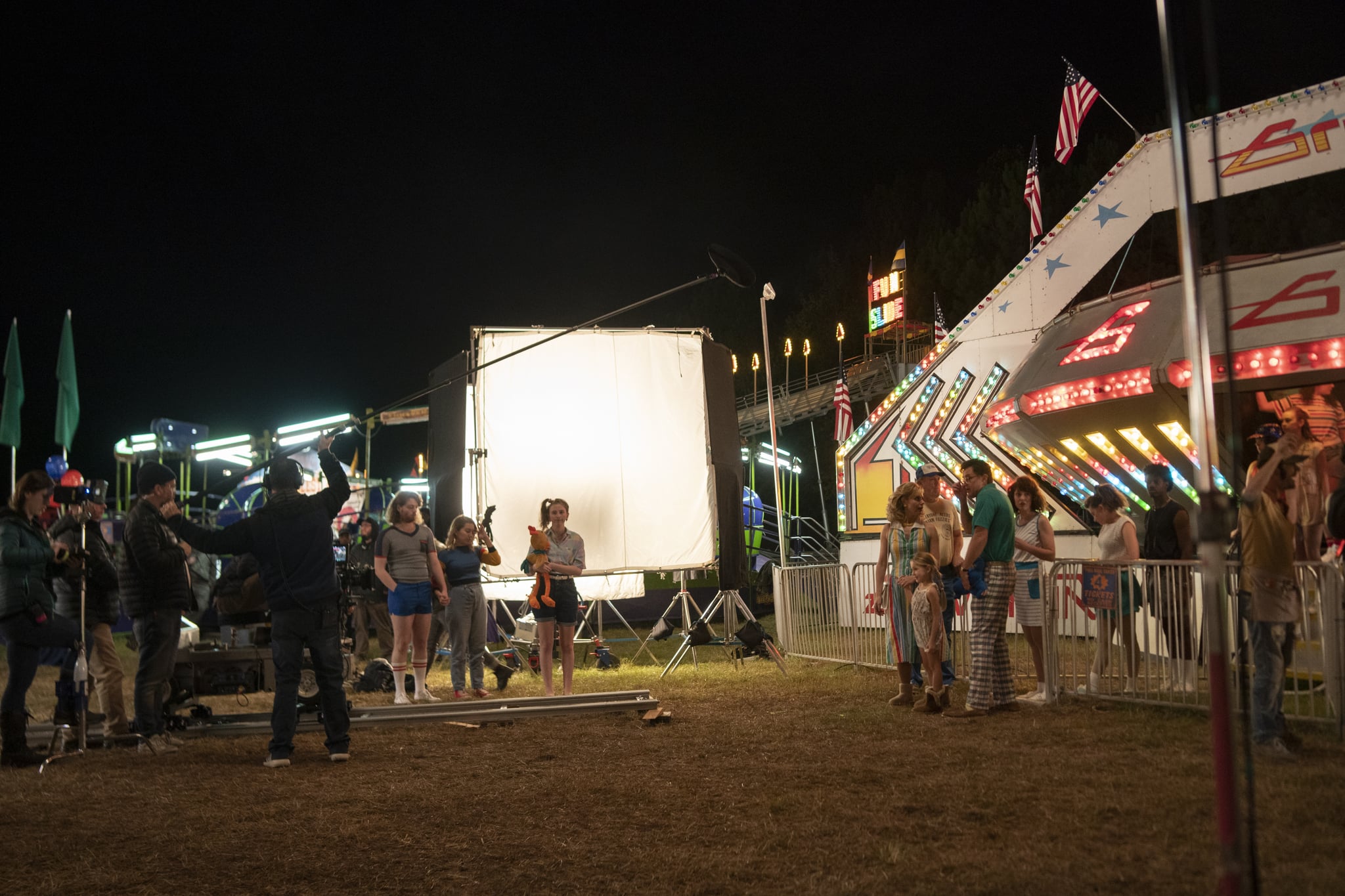 This Is What Was Really Going On While Filming Those Carnival Scenes Stranger Things 27 Behind The Scenes Photos From The New Season That Will Flay Your Mind Popsugar Entertainment Photo 23