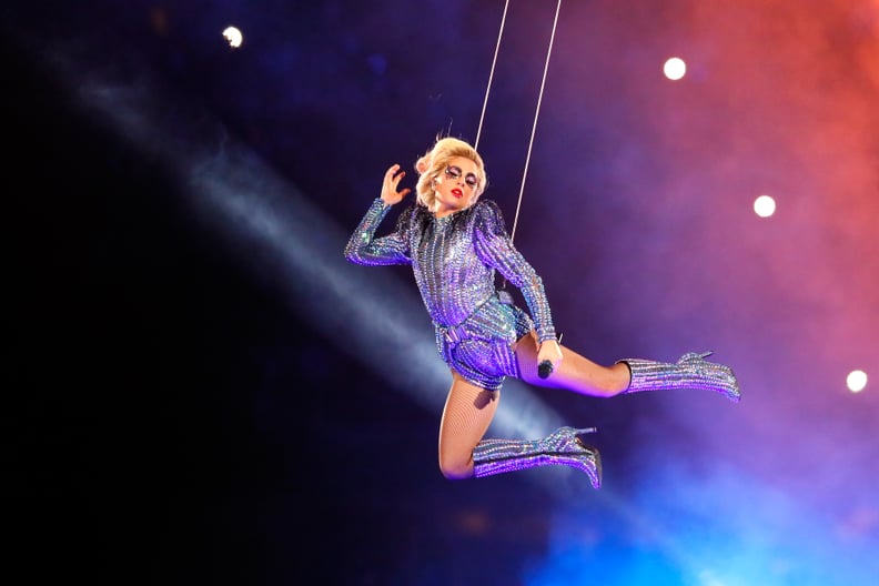 Lady Gaga在超级碗在眼花缭乱的表演范思哲紧身衣裤