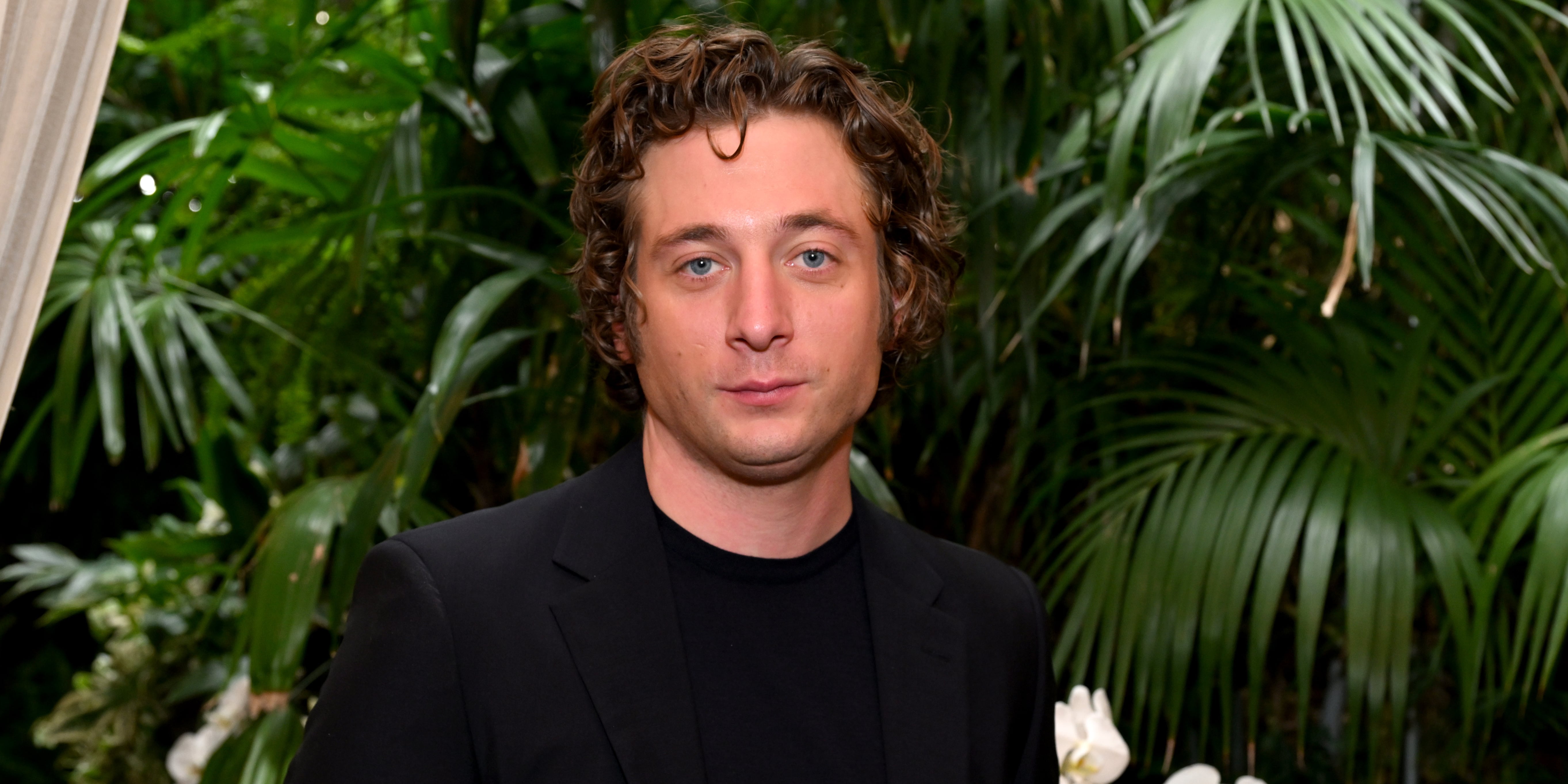 Jeremy Allen White Comments on Alexa Demie Calvin Klein Ad - Vimarsana News